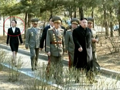 Theo sau nhà lãnh đạo Triều Tiên Kim Jong-un là các tướng trong quân đội và em gái, Kim Yo-jong (khoanh đỏ). Ảnh AFP.