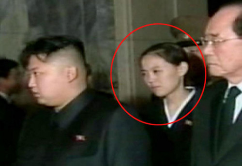 Lãnh đạo Kim Jong-un và em gái Kim Yo-jong (khoanh tròn đỏ) trong lễ tang cố Chủ tịch Kim Jong-il. Ảnh: Yonhap