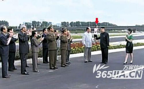 Em gái Kim Jong-un (mặc áo trắng ở phía xa) tháp tùng anh trai đến thăm công viên ở Bình Nhưỡng. Ảnh: 365jia.cn
