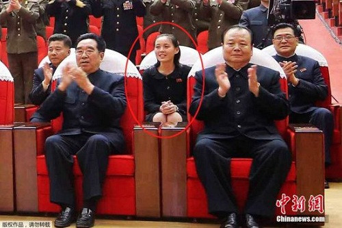 Kim Yo-jong (khoanh đỏ) trong lần xuất hiện hiếm hoi trước truyền thông. Ảnh: Chinanews.com. Hiện tại, em gái nhà lãnh đạo Triều Tiên Kim Jong-un được cho là đang nắm quyền kiểm soát nước này trong thời gian ông Kim vắng mặt vì vấn đề sức khỏe.