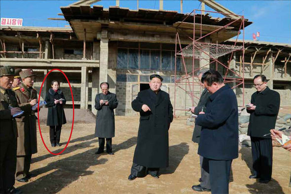 Kim Yo-jong (trong vòng oval màu đỏ) hộ tống anh trai trong lần đi thăm một viện dưỡng lão. Ảnh: EPA.