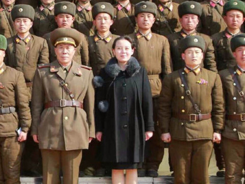 Kim Yo-jong chụp ảnh cùng các quân nhân Triều Tiên. Tin tức cho hay, bà phụ trách công tác truyên truyền cổ động của Đảng Lao động Triều Tiên từ năm 2015. Ảnh: KCNA.
