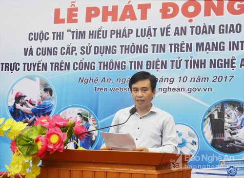 Đồng chí Nguyễn Ba Hảo- Phó Giám đốc Sở Thông tin và Truyền thông thông báo thể lệ cuộc thi. Ảnh Thanh Lê