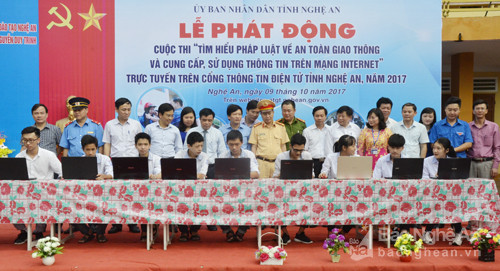 Ngay sau lễ phát động, 10 học sinh của Trường THPT Nguyễn Duy Trinh, huyện Nghi Lộc  là những thí sinh đầu tiên  tham gia cuộc thi.