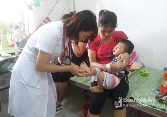 Số trẻ mắc bệnh tay chân miệng  ở Nghệ An đang ngày càng gia tăng. Ảnh: Khánh Huyền