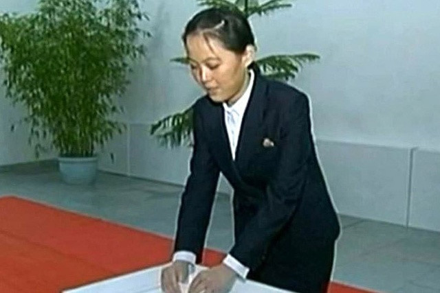 Từ khi cố chủ tịch Kim Jong Il còn đương chức Kim Yo-jong đã có những hoạt động “bí mật” nhằm giúp đỡ cho cha mình. Người phụ nữ được cho là đã giữ vị trí quan trọng trong những lần thị sát thực tế của cố chủ tịch Kim Jong Il. Trong ảnh: Kim Yo-jong trong một lần bỏ phiếu.