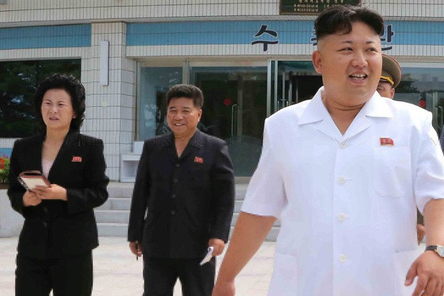 Kim Yo-jong (trái) trong một lần xuất hiện khác bên cạnh anh trai Kim Jong-un (phải). Bà mới được đưa vào Bộ Chính trị của Đảng Lao động Triều Tiên với tư cách là ủy viên dự khuyết. Ảnh: KCNA.