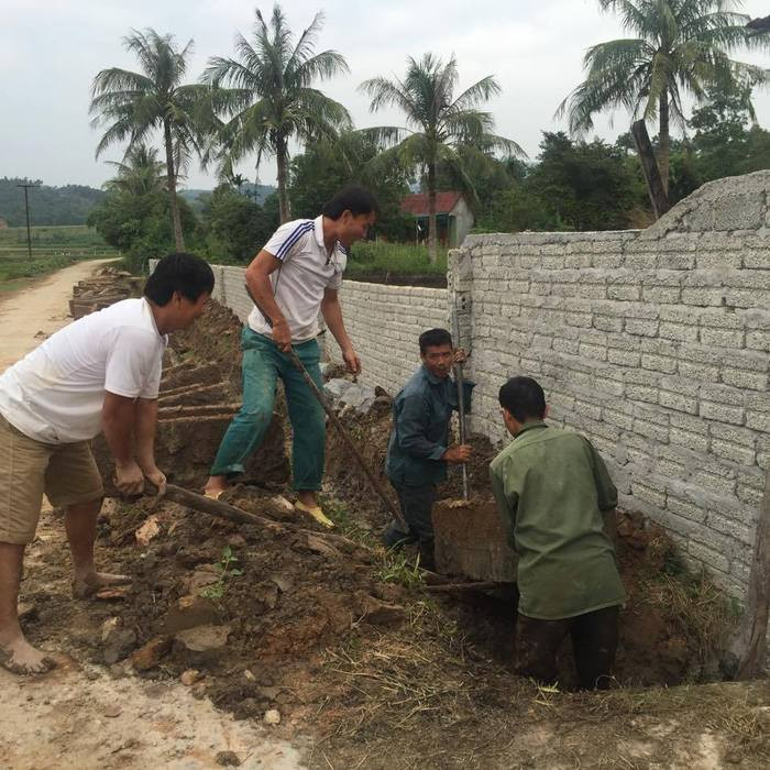 Đảng viên Chi bộ Yên Lương (xã Giang Sơn Đông - Đô Lương) tích cực tham gia làm đường giao thông nông thôn. Ảnh: Khánh Ly