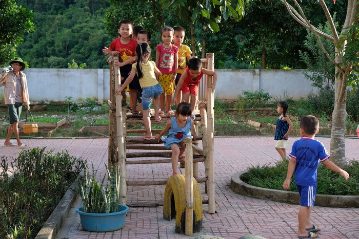 Học sinh Trường Mầm non Thông Thụ (Quế Phong) chơi những đồ chơi do phụ huynh tự làm. Ảnh: Mỹ Hà