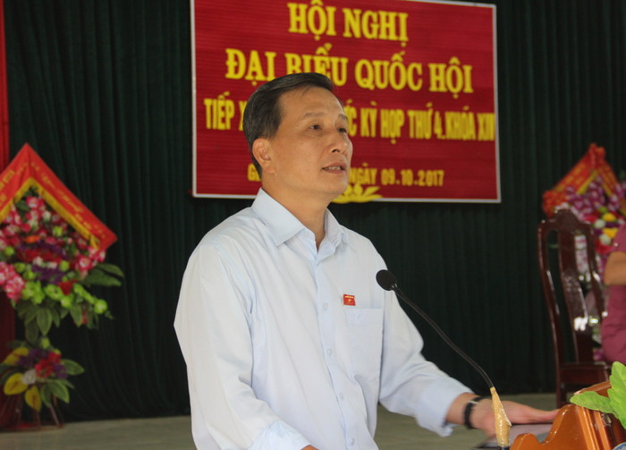 Phó Bí thư Tỉnh ủy Lê Quang Huy thông báo dự kiến nội dung, chương trình kỳ họp thứ 4 Quốc hội khóa XIV tại Hội nghị tiếp xúc cử tri tại ở xã Giang Sơn Đông, huyện Đô Lương. Ảnh: Hoài Thu
