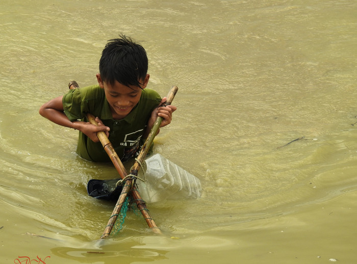 Trẻ em dầm mình lâu trong nước bạc. Ảnh: Diện Nguyễn