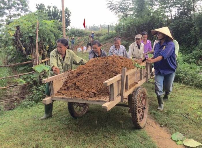 Người dân xã Chi Khê (Cong Cuông) đào đất làm đường vận chuyển nông sản. Ảnh: Tường Vi