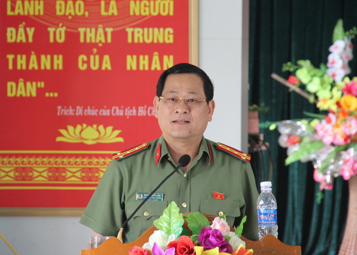 Giám đốc Công an tỉnh trả lời kiến nghị cử tri huyện Đô Lương. Ảnh: Hoài Thu