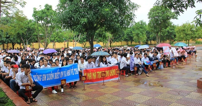 Sáng ngày 9/10, tại sân trường THPT Nghi Lộc 3, 1232 học sinh cùng tập thể giáo viên, cán bộ, viên chức trường này đã tham dự buổi lễ chia tay thầy Võ Thanh Hoa – Nguyên Hiệu trưởng Trường THPT Nghi Lộc 3. Ảnh: Thiên Thiên