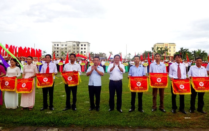 Đồng chí Hồ Mậu Thanh - Ủy viên Ban chấp hành Đảng bộ tỉnh, Giám đốc Sở Văn hóa Thể thao tỉnh Nghệ An và đồng chí Nguyễn Văn Đệ - Bí thư Huyện ủy tặng hoa cho các đoàn tham dự đại hội. Ảnh: Quang Trang