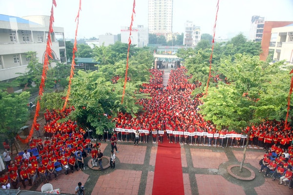 Học sinh trường Lương Thế Vinh nhuộm đỏ sân trường với màu áo- sắc cờ trong ngày khai giảng. Ảnh: Internet