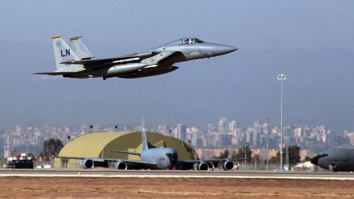 Chiến đấu cơ F-15 của không quân Mỹ cất cánh từ căn cứ không quân Incirlik tại Andana, Thổ Nhĩ Kỳ. Ảnh: Los Angeles Times