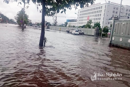 Sáng 10/10, mưa gây ngập cục bộ xung quanh Bệnh viện Hữu nghị Đa khoa tỉnh. Ảnh: Thanh Sơn