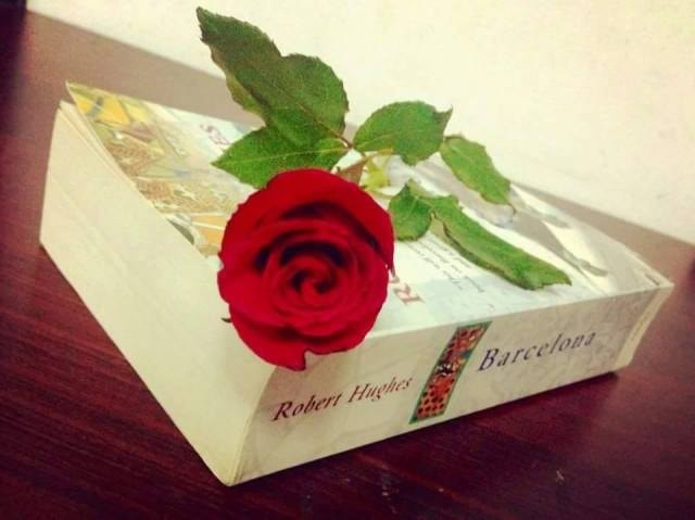 8. Ngày Thánh Jordi. Ngày 23/4 ở xứ Catalan được gọi là ngày của Thánh Jordi (La Diada de Sant Jordi). Vào ngày này, nam giới sẽ tặng phụ nữ hoa hồng, trong khi phụ nữ tặng nam giới những cuốn sách. Ảnh: Hotel Vistabella.