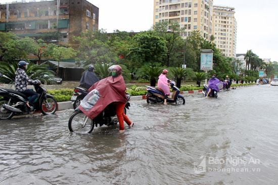 Tại đường Quang Trung, do ngập lớn nên một số người phải quay đầu vì không thể đi tiếp