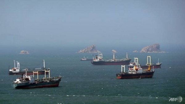 Tàu của Triều Tiên chờ cập cảng phía Tây. (Nguồn: AFP)
