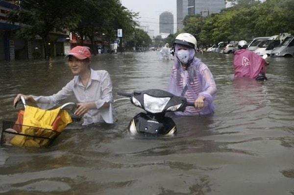 Trận mưa lớn liên tiếp đã biến Hà Nội thành sông và ngập lụt nặng nề. Đó được coi trận lụt với lượng mưa lớn nhất trong vòng 100 năm. Hà Nội đã có 17 người thiệt mạng trong trận mưa lịch sử.   Tuyến đê sông Hồng đã bị sạt mái, gần 13.000 hộ dân ven đê ngập nhà cửa, các hồ chứa nước đã tràn nước. Nước ngập khiến nhiều hoạt động gần như tê liệt, ngay cả những phương tiện di chuyển hàng ngày cũng bống chốc trở nên vô dụng. 