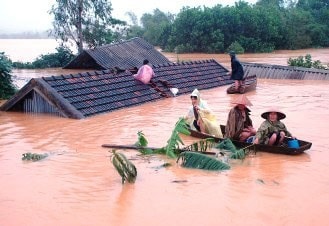 Đầu tháng 10/2010, mưa như trút, nước lũ lên nhanh “siêu tốc” nhấn chìm huyện Hương Khê trong biển nước. Hàng ngàn hộ dân rơi vào cảnh “màn trời, chiếu đất” trước sự uy hiếp kinh hoàng của cơn đại hồng thủy.   Lũ lụt đã làm 32 người chết và mất tích, hàng chục ngàn ngôi nhà bị ngập, giao thông tê liệt. Lũ lớn còn đe dọa sự an toàn của các đập thủy điện, làm hàng chục ngàn người phải đi sơ tán. 