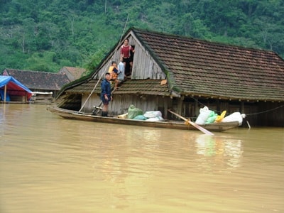 Từ giữa tháng 10/2011,liên tiếp xảy ra các trận lụt ở miền Trung làm 55 người chết. Nước lụt đã nhấn chìm khoảng 170.000 căn nhà và 23.700 ha rau màu. Tỉnh thiệt hại nặng nề nhất là Quảng Bình.   Cơ quan chức năng đã sơ tán khoảng 7.200 người ra khỏi khu vực nguy hiểm. 