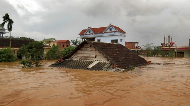 Ngày 15/10/2013, sau cơn bão Nari quét qua các tỉnh miền Trung, hoàn lưu bão kết hợp không khí lạnh tây ra trận lũ lớn, bủa vây các tỉnh miền Trung gồm: Nghệ An, Hà Tĩnh, Quảng Bình, Quảng Trị, Thừa Thiên Huế, Quảng Nam.   Nhiều tuyến đường bị sạt lở, chia cắt; trong khi tại miền núi, nước ngập tới mái nhà, cô lập nhiều xã, huyện. Có ít nhất 6 người chết do lũ cuốn trôi ở Hương Khê (Hà Tĩnh), hàng trăm nhà dân ngập chìm trong biển nước; 4 người mắc kẹt trong vùng lũ phải trèo lên ngọn cây. 