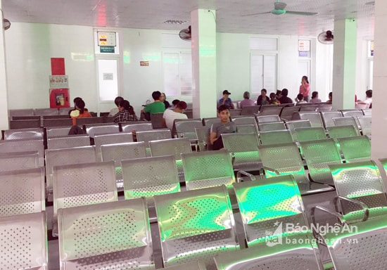 Mưa ngập nhiều tuyến đường, nhiều bệnh nhân theo lịch khám, tái khám đã ở nhà. Sáng nay, chỉ có khoảng 100 bệnh nhân đến Bệnh viện Nội tiết Nghệ An. Ảnh: Thanh Sơn