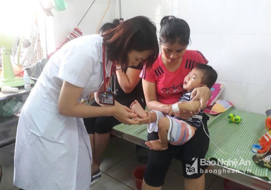 Mùa mưa lũ, các bệnh về đường tiêu hóa, ngoài da rất phát triển. Thời điểm này Nghệ An đang có rất nhiều bệnh nhân tay chân miệng. Ảnh: Thanh Sơn