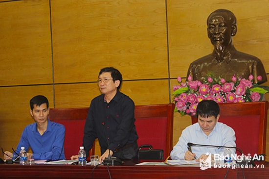 Đông chí Đinh Viết Hồng yêu cầu, công trình bên cạnh đảm bảo tính bền vững, còn phải quan tâm dến khía cạnh thẩm mỹ. Ảnh: Phú Hương