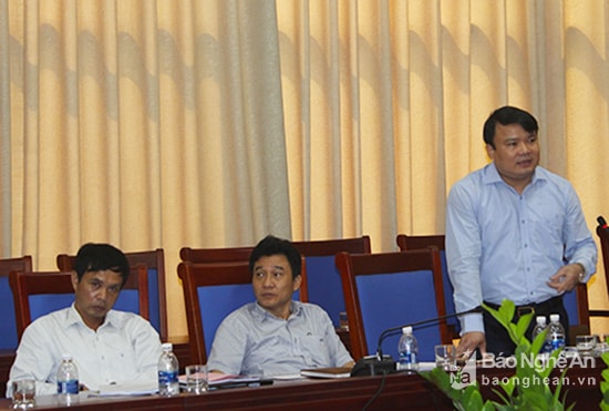 Ông Phùng Thanh Vinh, Giám đốc BQL Dự án ngành NN&PTNT đề nghii đơn vị tư vấn bổ sung một số thông số kỹ thuật. Ảnh: Phú Hương