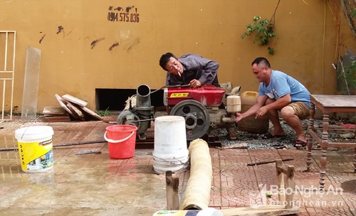 Ban Quản lý sử dụng bơm dùng trong tưới tiêu để hút nước ra khỏi tầng hầm. Ảnh: Lâm Tùng
