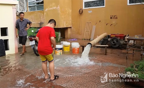 Mặc dù bơm có công suất lớn nhưng sau 4h bơm nước trong tầng hầm vẫn chưa hết. Ảnh: Lâm Tùng