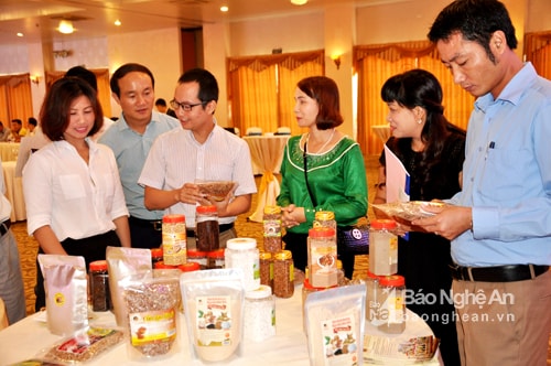 Các đại biểu tham quan gian hàng bán đặc sản Nam Đàn bên lề buổi tọa đàm. Ảnh: Thanh Thủy