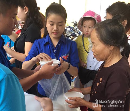 Các bạn sinh viên trường Đại học Vinh phát cháo miễn phí tại bệnh viện Sản nhi và Ung Bướu.