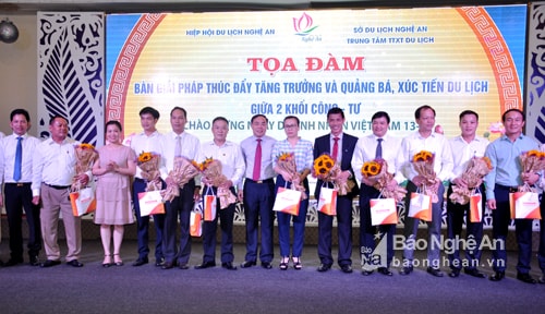 Lãnh đạo Sở Du lịch chúc mừng, biểu dương 13 doanh nghiệp tiêu biểu nhân ngày Doanh nhân Việt Nam. Ảnh: Thanh Thủy