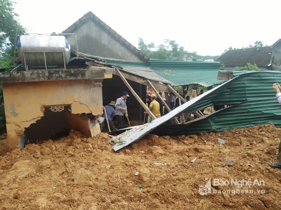 Một ngôi nhà bị đất đá vùi lấp. Ảnh Thái Hiền