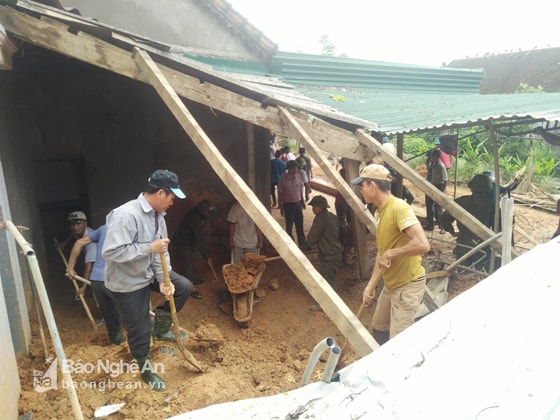 Các lực lượng tích cực hỗ trợ nhà dân bị thiệt hại. Ảnh: Thái Hiền