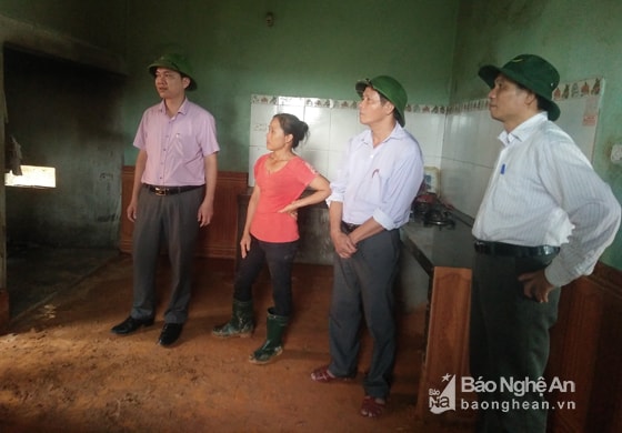 Lãnh đạo địa phương có mặt tại hiện trường chỉ đạo các lực lượng ứng cứu. Ảnh: Thái Hiền