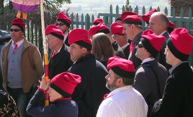 2. Nền văn hóa riêng. Người dân xứ Catalan sử dụng một ngôn ngữ riêng là tiếng Catalan. Họ cũng có một nền văn hóa mang nhiều nét khác biệt với văn hóa Tây Ban Nha, thể hiện qua trang phục, nền ẩm thực và các lễ hội truyền thống. Ảnh: Wikipedia.