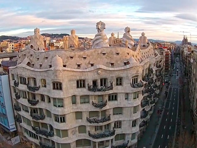 6. Quê hương của các nghệ sĩ lập dị. Họa sĩ Salvador Dalí và kiến trúc sư Antoni Gaudí là hai người con của xứ Catalan. Trong khi Dali là danh họa có ảnh hưởng lớn nhất trong thế kỷ 20 với phong cách siêu thực, Gaudi lại nổi tiếng bởi những công trình độc đáo, được UNESCO công nhận là di sản thế giới. Ảnh: Hotel Lloret Ramblas.