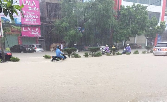 Trận mưa lịch sử đã khiến Quảng Ninh chìm trong biển nước. Hàng chục người chết và mất tích, hàng nghìn tỷ đồng mất trắng và hơn hết là nỗi ám ảnh, sợ hãi của người dân trong những ngày mưa lũ.   Toàn tỉnh có 17 người bị chết do thiên tai mưa lũ. Ước tổng thiệt hại đến nay khoảng 2.000 tỷ đồng. Trong đó, hệ thống giao thông thiệt hại trên 250 tỷ đồng.