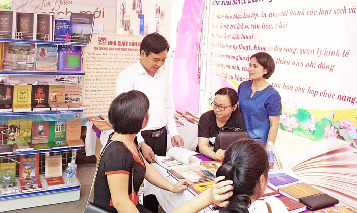 Lãnh đạo Sở Thông tin và Truyền thông kiểm tra hoạt động của các đơn vị trong Ngày Sách Việt Nam. 