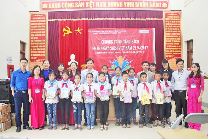 Tặng sách cho học sinh các trường miền núi tại huyện Con Cuông.