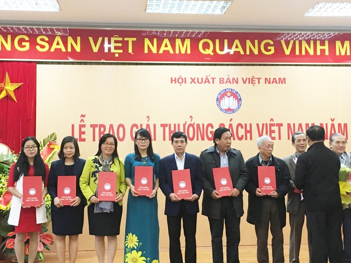 Nhà xuất bản Nghệ An nhận Giải thưởng Sách Hay, Sách Đẹp tại buổi Lễ trao giải thưởng Sách Việt Nam năm 2016.