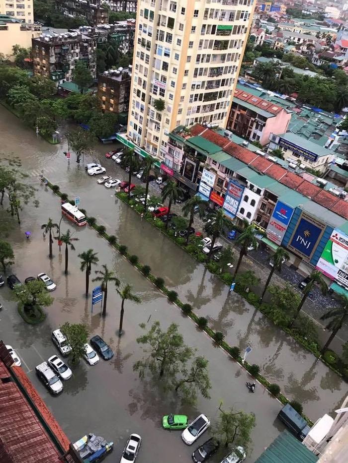 Nhiều tuyến đường thành phố Vinh ngập trong nước. Ảnh: FB.