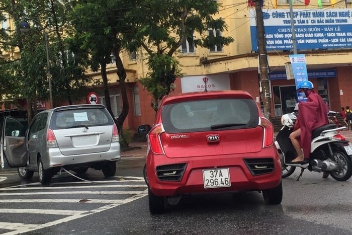 Một số ô tô chết máy phải thuê người kéo. Ảnh: Q.A