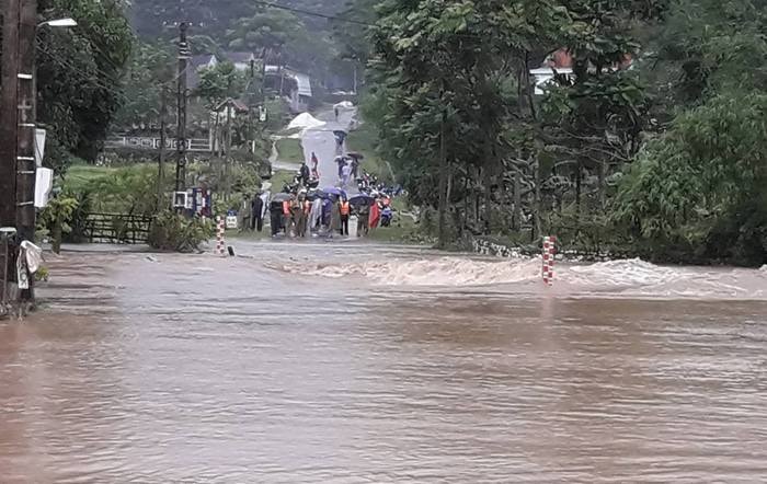 Cầu tràn xã Châu Tiến nước ngập sâu, gây chia cắt giao thông. Ảnh: P.G